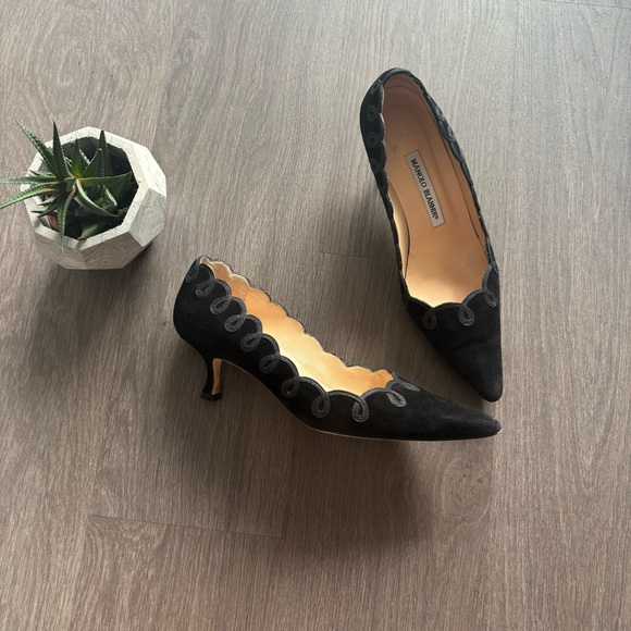 Manolo Blahnik Black Suede Kitten Heels with Swirl Piping Detail - Picture 9 of 11